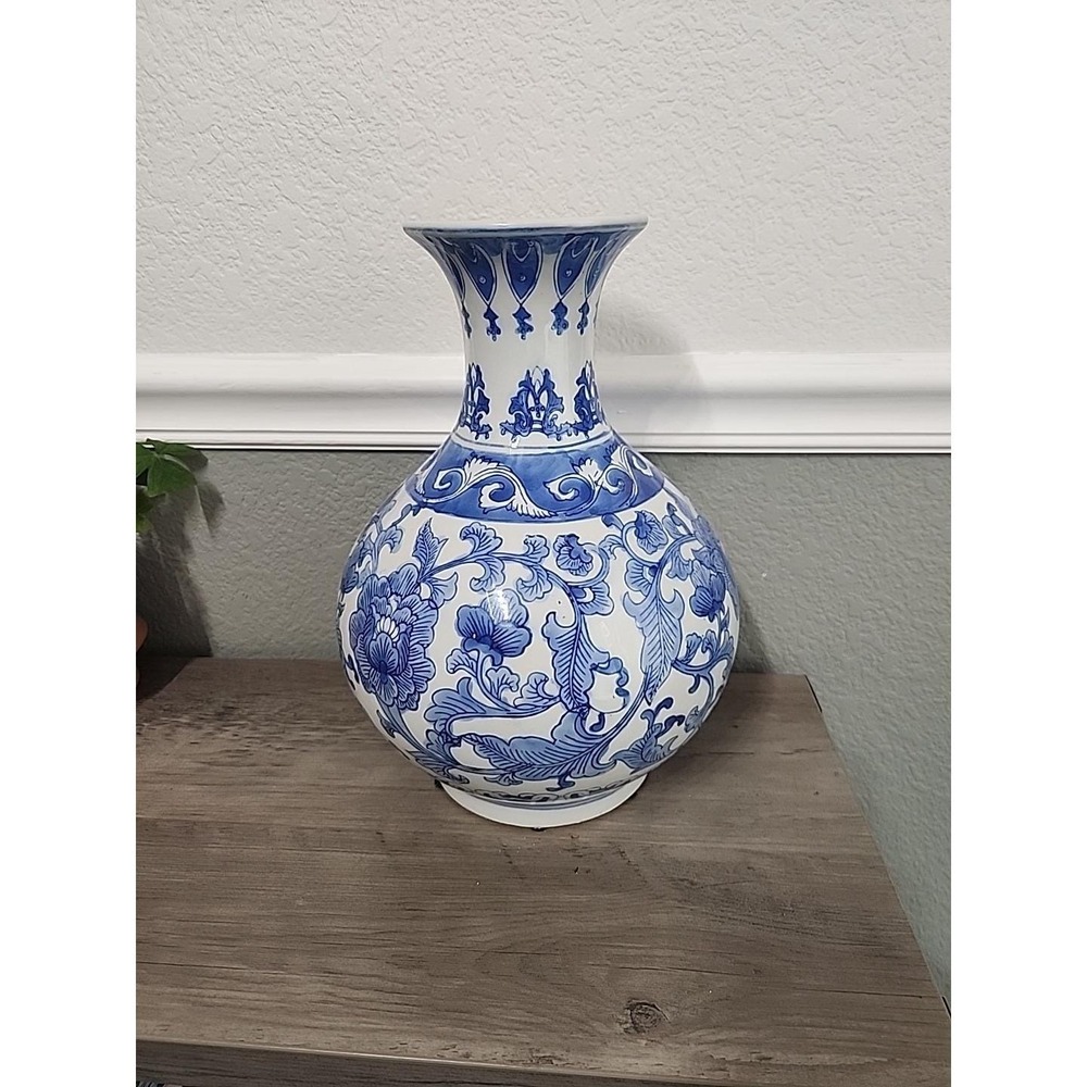 Vtg Lg 13"H Chinese Marked Blue White Floral MCM Porcelain Vase Onion Yuhuchun